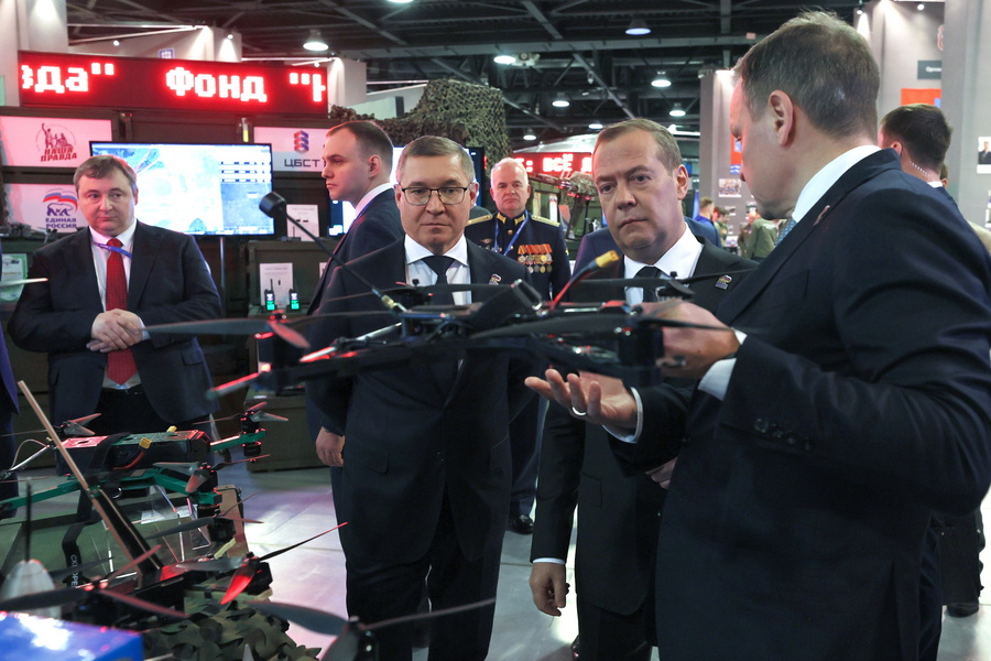 Με μία… προειδοποίηση εύχεται “Καλά Χριστούγεννα” ο Μεντβέντεφ