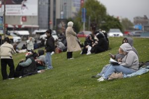 Σοκαριστικό ΒΙΝΤΕΟ! Πήδηξε από το μπαλκόνι του για να γλιτώσει από τον σεισμό