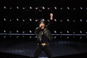 Ο τραγουδιστής και φίλος του Τραμπ Kid Rock παίζει σε ιστορικό πιάνο στον Λευκό Οίκο(vid)