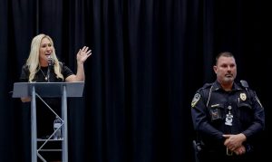 «Φύγετε!»: Επεισόδιο με βουλευτή του Τραμπ και διεθνιστές, vid