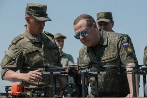 Επικό σχόλιο Μεντβέντεφ μετά τα χθεσινά γεγονότα: «Ρώσοι, καθίστε αναπαυτικά και περιμένετε…»