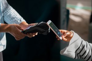 Σημεία των καιρών; Πιστοί κάνουν… ανέπαφες δωρεές αντί να δίνουν μετρητά στο «παγκάρι», vid