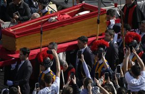 Ο ανιψιός του Πάπα Φραγκίσκου θα παραστεί στην κηδεία χάρη στον ανώνυμο ευεργέτη που πλήρωσε για το ταξίδι του(vid)