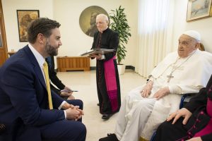 Ο Βανς ήταν ο τελευταίος πολιτικός που συνάντησε τον Πάπα, vid