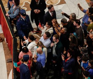 Ολοκληρώθηκε το λαϊκό προσκύνημα για τον Πάπα Φραγκίσκο- Λίγο πριν τα μεσάνυχτα  αναμένεται ο Τραμπ στη Ρώμη