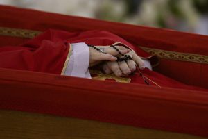 Πώς συντηρείται η σορός του Πάπα Φραγκίσκου στη Βασιλική του Αγίου Πέτρου – Τι είναι η θανατοπραξία