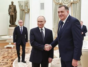 «Ψήνεται» ρωσική επέμβαση στα Βαλκάνια; Καθόλου τυχαία επίσκεψη καταζητούμενου πολιτικού στη Μόσχα, vid