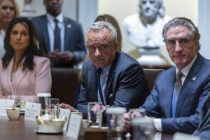 Έξαλλος ο Κένεντι με τους «ειδικούς»: «Είστε διεφθαρμένοι»