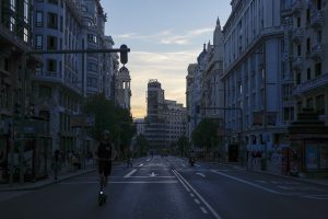 Κιτ 72 ωρών και μπλακ άουτ: Προετοιμάζουν τους Ευρωπαίους για όταν «οι πολιτείες θα γίνουν παράγκες»