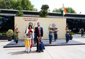 Ο Βανς επισκέφθηκε το Ταζ Μαχάλ και φωτογραφήθηκε με όλη την οικογένεια – Βίντεο