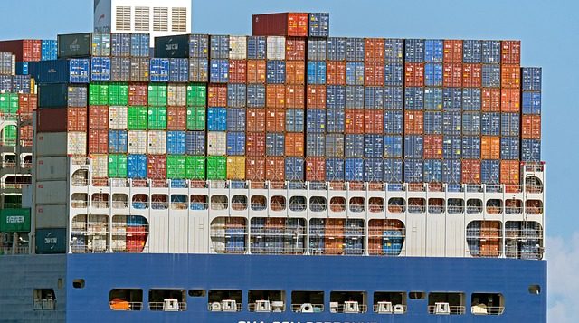 Χαμός στη Νότια Αγγλία: Κοντέινερ με μπανάνες ξεβράζονται στις ακτές του Δυτικού Σάσεξ