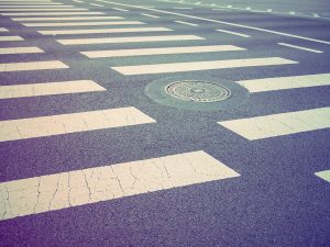 Απίστευτο βίντεο από Νέα Υόρκη: Γιαγιά και εγγόνια προσπερνάνε φρεάτιο και εκρήγνυται δευτερόλεπτα πίσω τους!