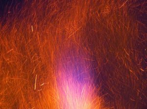 Απίστευτο περιστατικό στη Θεσσαλονίκη: Μετέφεραν καναπέ σε αυλή σχολείου και του έβαλαν φωτιά