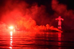 Εντυπωσιακές εικόνες από το κάψιμο του Ιούδα μέσα στη θάλασσα στο Τολό Αργολίδας (vid, photo)