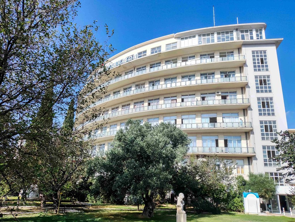 Άνδρας παρέσυρε με το αυτοκίνητό του υπάλληλο των ΕΛΤΑ