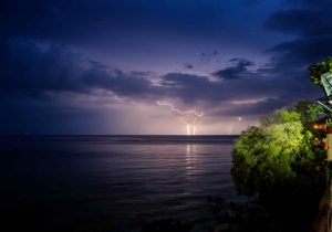 Σε εξέλιξη η κακοκαιρία: Στο επίκεντρο το Αιγαίο με ισχυρές καταιγίδες και νοτιάδες έως 8 μποφόρ