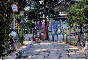 ΕΛΑΣ: Επιχείρηση σε κατειλημμένο κτίριο του δήμου Αθηναίων στο Λόφο Στρέφη – Έγιναν 6 προσαγωγές