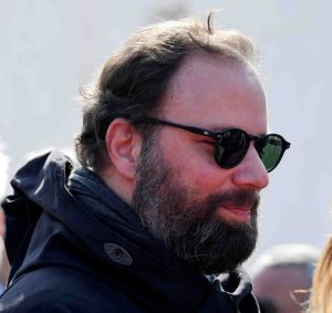 Η ταινία «Κυνόδοντας» του Γιώργου Λάνθιμου επιστρέφει σε 4K και με νέα αφίσα