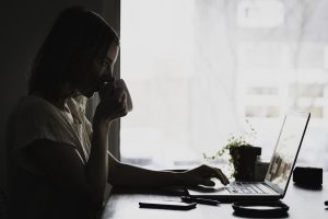 Οι γυναίκες συνεχίζουν να είναι θύματα βίας και παρενόχλησης στην εργασία – Μεγάλη αύξηση των καταγγελιών το 2024