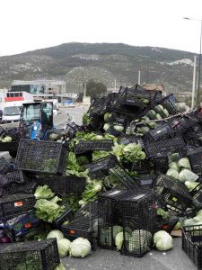 Ανατροπή νταλίκας στη Λ. Αθηνών: Ο δρόμος γέμισε με λάχανα και μαρούλια –  Αποκαταστάθηκε η κυκλοφορία