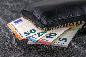 ΕΛΣΤΑΤ: Αυξήθηκε το διαθέσιμο εισόδημα των νοικοκυριών το τελευταίο τρίμηνο του 2024
