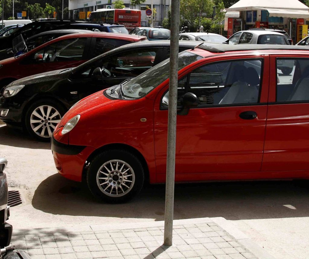Θεσσαλονίκη: Μαθητές μοίρασαν καρτελάκια προσβασιμότητας ενάντια στην παράνομη στάθμευση