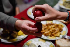ΕΟΔΥ για πασχαλινό τραπέζι: Τι να προσέξουμε με τα αυγά και το κρέας