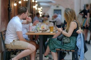 «Ποτέ δεν παίρνεις αυτό που παραγγέλνεις» – Το εστιατόριο φαινόμενο! vid