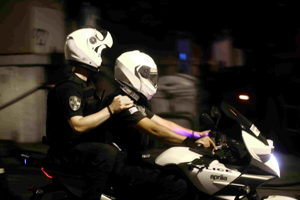 “Μπες στο βαν!”: Χαλαρός οδηγός ζητά από αστυνομικό να μπει στο βαν του για να πιάσει τον κλέφτη! ΒΙΝΤΕΟ