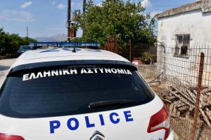 Θεσσαλονίκη: Κατηγορούμενοι για ενδοοικογενειακή βία έκρυβαν σπαθιά, όπλα, μαχαίρια, μπαλτά