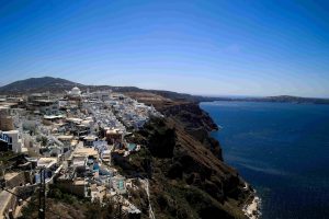 Σαντορίνη: Κορυφαία ποιότητα στα κρασιά, αλλά ιστορικά χαμηλή παραγωγή – “Αγωνία” για το μέλλον του αμπελώνα