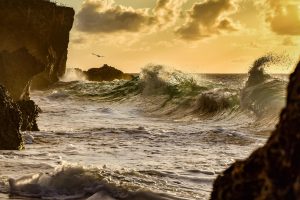 Τεράστια κύματα χτυπάνε τις ακτές του Περού – Οι αρχές κλείνουν περισσότερα από 90 λιμάνια
