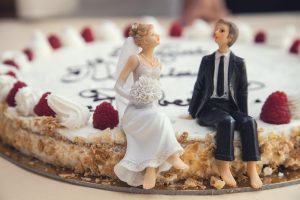 Σάλος στο διαδίκτυο με γαμπρό που «βούτηξε» το κεφάλι της νύφης στην τούρτα – Το βίντεο με τις εκατομμύρια προβολές