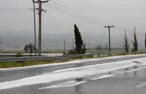 Δρόμοι μετατρέπονται σε λευκά ποτάμια από χαλάζι σε πόλη της Γαλλίας! vid