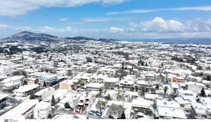 Επιμένει το χειμωνιάτικο σκηνικό με τοπικές βροχές, καταιγίδες και κρύο – Πότε φτιάχνει ο καιρός