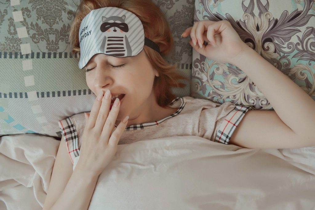 Γαστρεντερολόγος επισημαίνει τον Νο1 εχθρό του ύπνου: «Επηρεάζει το έντερο»