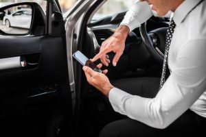 «Έχεις το βλέμμα ενός τρελού»: Γυναίκα οδηγός έβγαλε όπλο σε πελάτισσα, vid