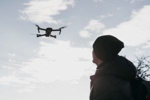 Ουκρανός παρουσιάζει drone που «ραντίζει» με χημικές ουσίες την εμπόλεμη περιοχή, vid
