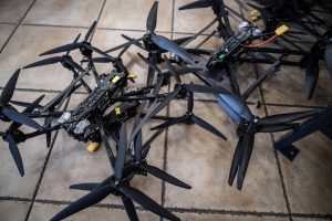 Σμήνος από drones άρχισε να… πέφτει ξαφνικά από τον ουρανό – ΒΙΝΤΕΟ