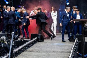 Φυγάδεψαν άρον άρον διεθνιστές πρωθυπουργούς: Δείτε τι συνέβη σε live εκδήλωση, video