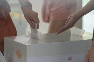 Στις κάλπες προσέρχονται σήμερα οι Αυστραλοί με το βλέμμα στον Τραμπ