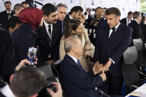 Πάλι έγινε ρεζίλι ο Μακρόν! ΒΙΝΤΕΟ με τη… περίεργη χειραψία που είχε με τον Ερντογάν