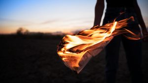 Αποκρουστικό!! 34χρονη πυρπόλησε άστεγη γυναίκα, vid