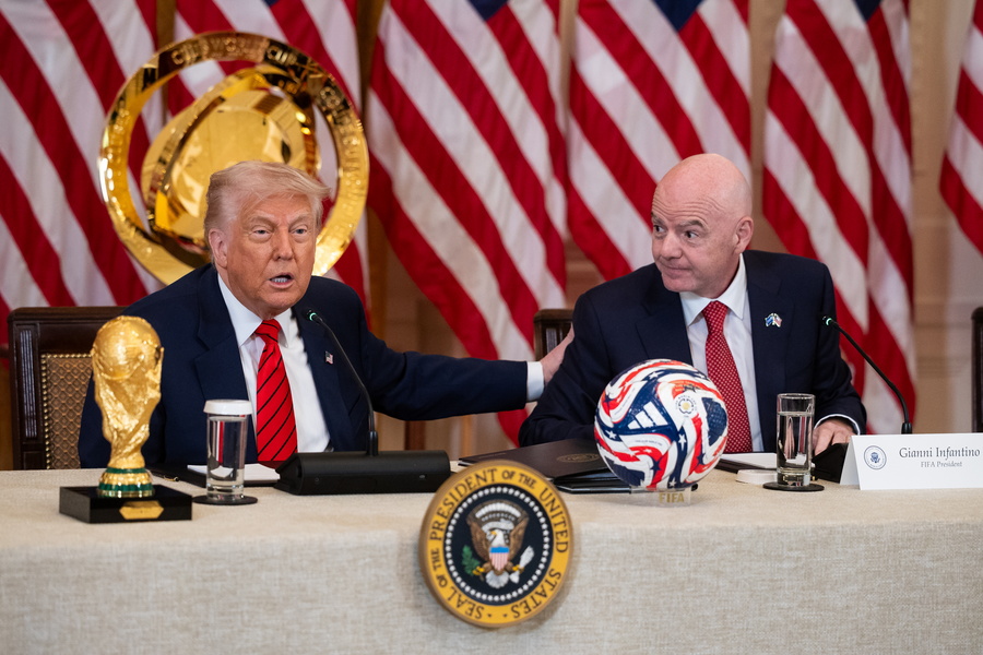 Ο πρόεδρος της FIFA χειροκροτάει τον… εαυτό του ενώ παινεύει τον Τραμπ – Vid