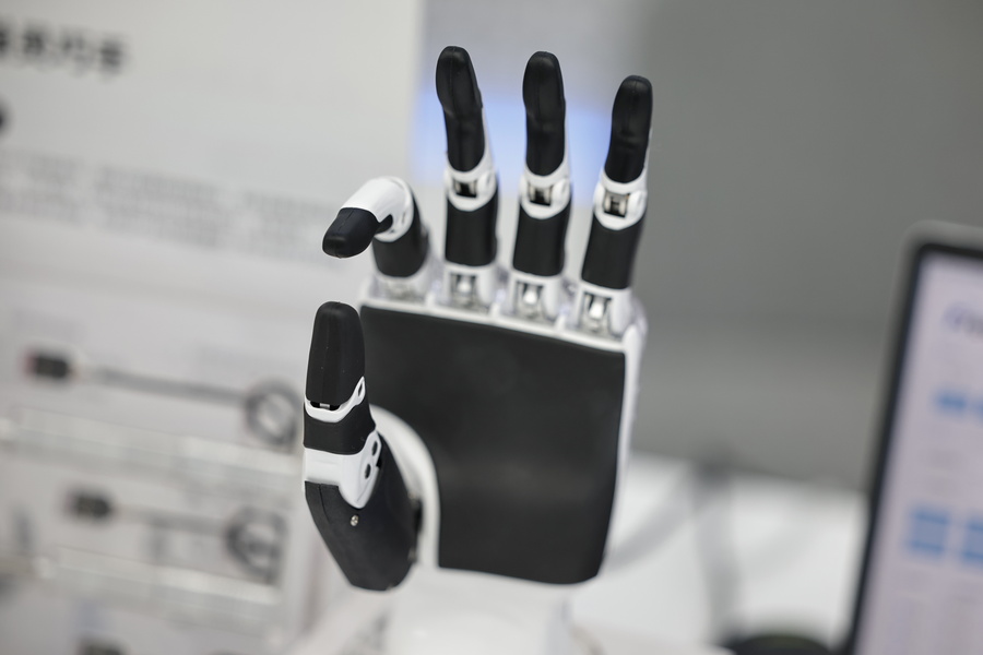 Αυτό δεν το είχαμε ξαναδεί! Παππούς χορεύει με… ρομπότ, video