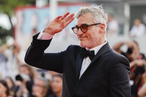 Ο Χοακίν Φοίνιξ υψώνει το χέρι να χαιρετήσει τους θαυμαστές μέχρι που συμβαίνει αυτό!(vid)