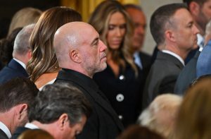 Joe Rogan: Ο Τραμπ έκανε αστεία με εμένα, αποκαλώντας με “φιλελεύθερο”, vid