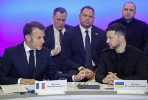 «Βρείτε δωμάτιο»: Ο… θερμός εναγκαλισμός Μακρόν-Ζελένσκι που ξεσήκωσε αντιδράσεις, vid