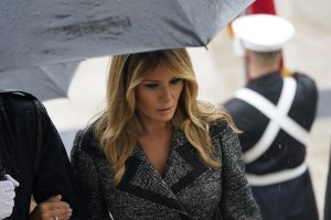Η Μελάνια σε νέα εκθαμβωτική εμφάνιση με τον Τραμπ να της κάνει κομπλιμέντα(vid)
