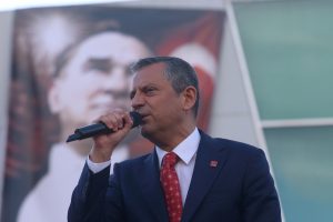 Τουρκία: Ένας 66χρονος με βεβαρυμένο ποινικό παρελθόν ο δράστης της επίθεσης κατά του προέδρου του CHP, Οζγκιούρ Οζέλ